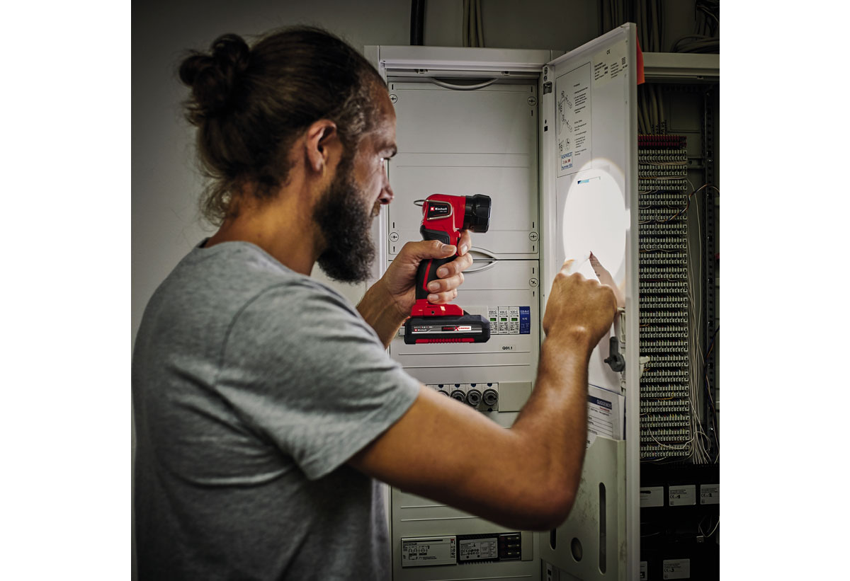 Απεικονίζεται η χρήση του φακού σε ηλεκτρολογικό πίνακα.